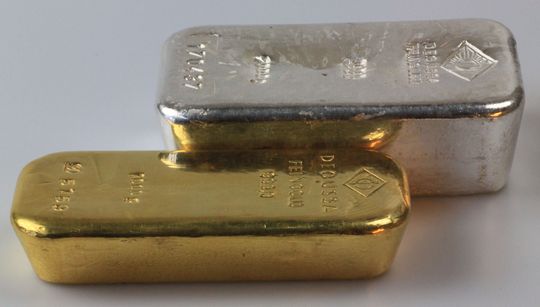 1kg Gold- und 1kg Silberbarren im Vergleich