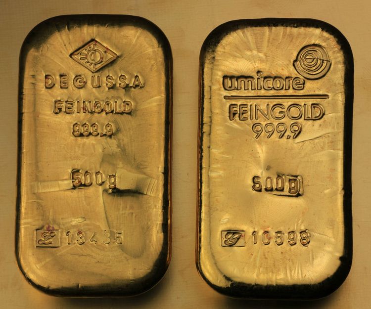 Nachdem die Degussa ihren Edelmetallbereich verkauft hatte wurden die Barren mit Umicore Logo weitergeprägt. Nachdem die Degussa ihren Edelmetallbereich verkauft hatte wurden die Barren mit Umicore Logo weitergeprägt.