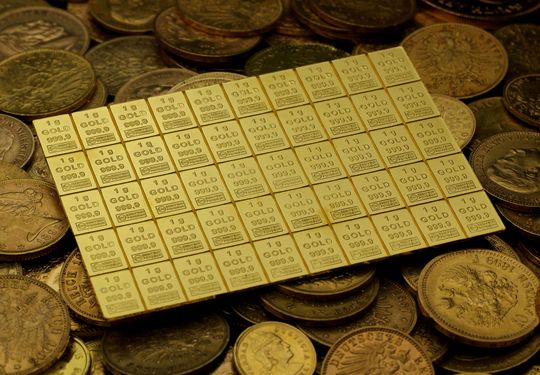 Goldtafel auf Goldmünzen