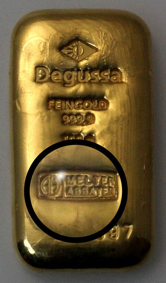 Neuer Degussa Goldbarren hergestellt bei Argor-Heraeus in der Schweiz (AH Melter Assayer)