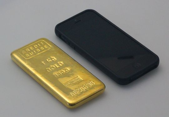 1kg Goldbarren im Vergleich zu einem gängigen Smartphone